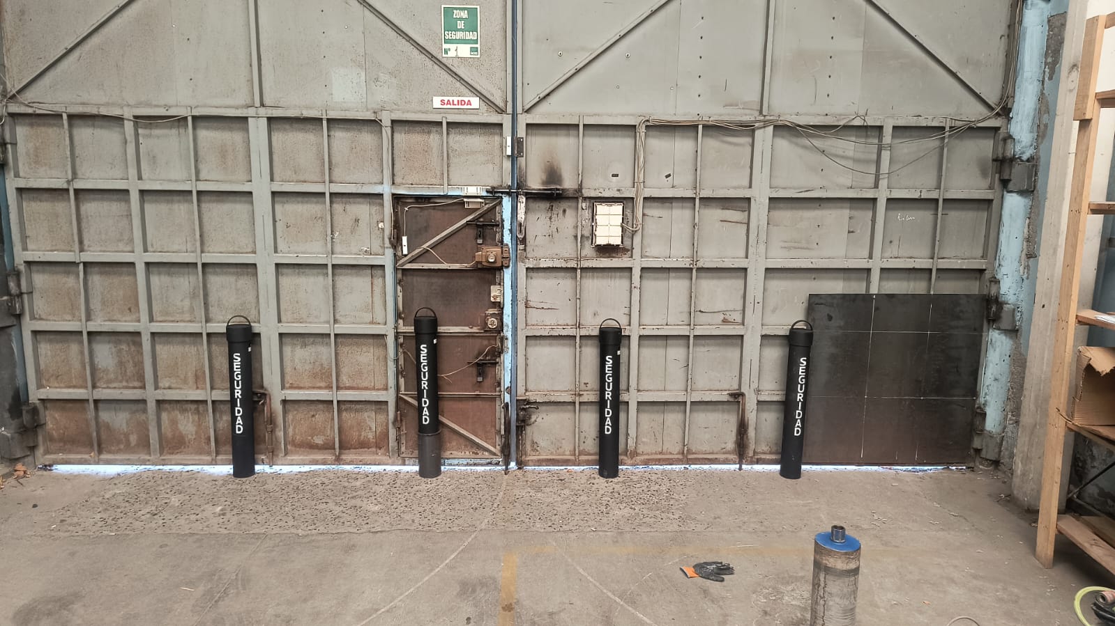 Bolardos frente a puerta de bodega