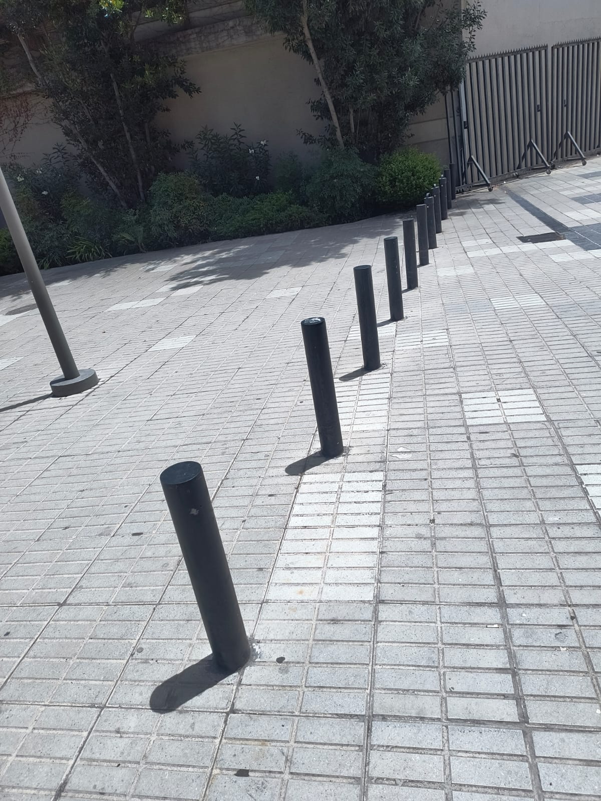 Bolardos en plaza urbana
