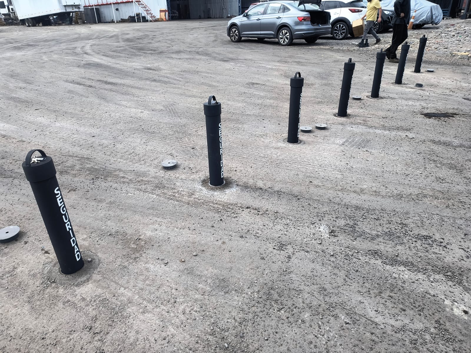 Bolardos en estacionamiento