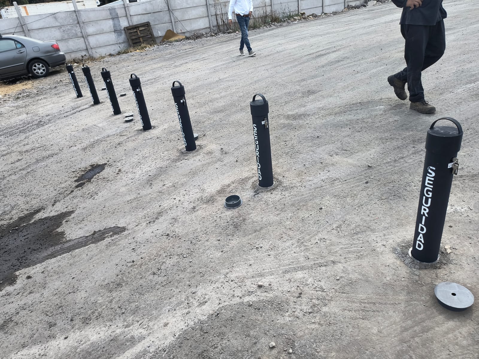 Fila de bolardos en terreno exterior